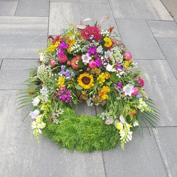 Kranz mit bunter Sommerblumen Dekoration ab 150 Euro